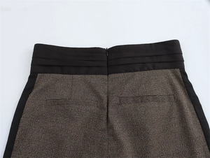 Dettaglio dei pantaloni scozzesi a vita alta con cerniera invisibile posteriore e vita a contrasto