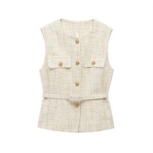 Detailansicht der cremefarbenen Tweed-Weste mit goldenen Reliefknöpfen und Texturstoff