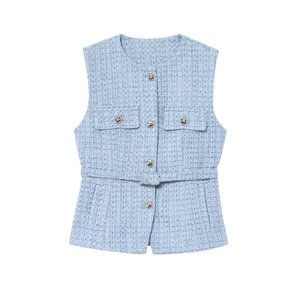 Detailaufnahme der hellblauen Tweed-Weste mit Metallknöpfen und Taschenklappen
