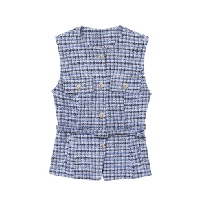 Detailansicht der blau-weißen Tweed-Weste mit geprägten Metallknöpfen und gewebtem Gürtel