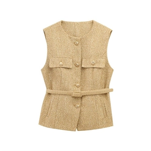 Detailaufnahme der Tweed-Strickweste mit Metallic-Fäden und goldenen Reliefknöpfen