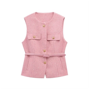 Detailansicht der rosa Tweed-Weste mit dezenten Silberpailletten und goldenen Knöpfen