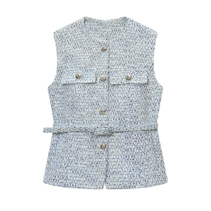 Nahaufnahme des blau-weißen Tweed-Stoffs mit stilvollen Metallknöpfen und Gürtel-Detail