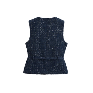 Detail einer dunkelblauen Tweed-Strickweste mit Goldpailletten und passendem Gürtel