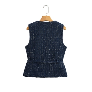 Makro-Detail der dunkelblauen Tweed-Strickweste mit Metallic-Textur und hinterem Schößchen