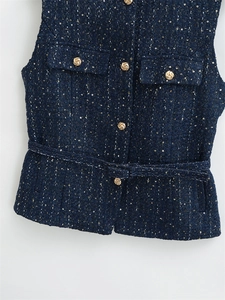 Detailaufnahme der dunkelblauen Tweed-Weste mit Goldknöpfen und Glitzerfäden