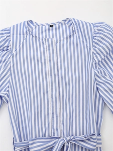 Dettaglio vestito in popeline a righe blu con scollo rotondo e maniche a sbuffo