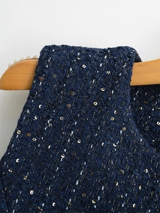 Nahaufnahme der marineblauen Tweed-Strickweste mit Pailletten und edler Texturierung