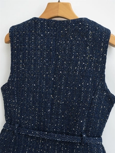 Detail der dunkelblauen Tweed-Strickweste mit Pailletten und passendem Taillengürtel