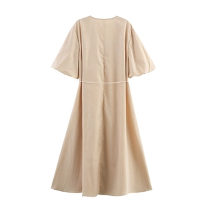 Elegante beige jurk met V-hals, pofmouwen en een geweven trekkoord in de tailleband