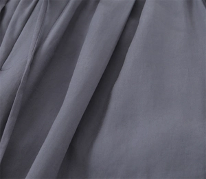 Detailansicht der mittelgrauen Stofftextur und des eleganten Falls der Sommerhose