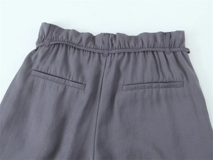 Detail der grauvioletten Paperbag-Hose mit elastischem Faltenbund und Paspeltaschen hinten