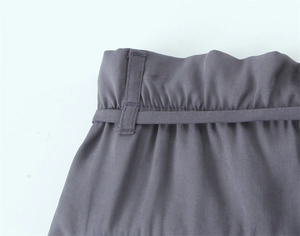 Detailansicht der Paperbag-Hose mit Rüschen und passendem Gürtel in Dunkelgrau