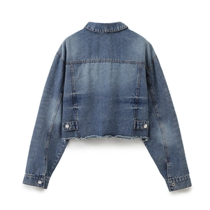 Kurze Damen-Jeansjacke in gewaschenem Blau mit offenem Saum und silbernen Knöpfen