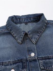 Detail eines Jeansjackenkragens mit Metallknöpfen und angenähtem S-Größenetikett