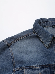 Makroaufnahme der gelben Doppelnaht und der Textur des dunkelblauen Denim-Stoffes