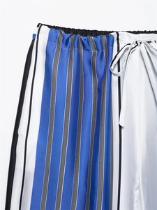 Détail du pantalon rayé avec taille élastique et cordon de serrage blanc élégant