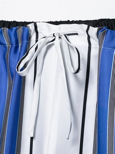 Gros plan du pantalon décontracté à rayures avec taille élastique et cordon blanc