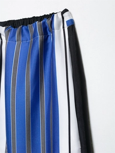 Détail d'un pantalon rayé décontracté avec une ceinture élastique noire confortable
