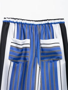 Gros plan sur la taille élastique et les rayures verticales du pantalon d'été