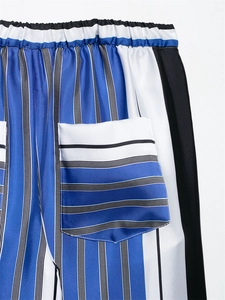 Détails de la taille élastique et de la poche arrière du pantalon décontracté à rayures