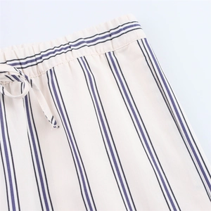 Dettaglio dell'elastico in vita con coulisse sui pantaloni casual a righe