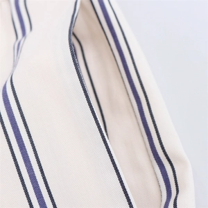 Dettaglio del tessuto twill a righe verticali con struttura della tasca laterale