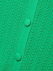 Vista macro de top de punto verde con textura calada en V y botones forrados en tela