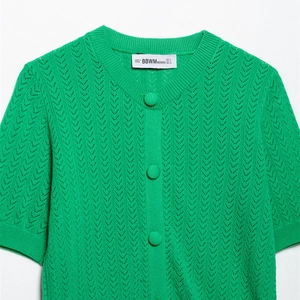 Chaqueta de punto verde brillante de manga corta con calados y malla elegante