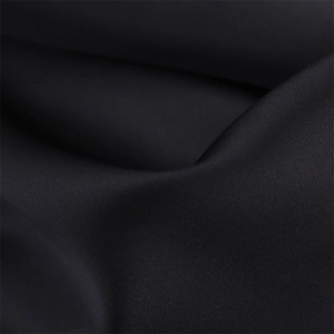 Makroaufnahme von hochwertigem schwarzem Satinstoff mit feiner Twill-Textur und Faltenwurf