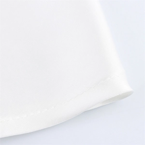 Detailaufnahme des weißen Satin-Kleidersaums mit präziser flacher Saumverarbeitung
