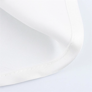 Detailaufnahme der hochwertigen Nähte und der glatten weißen Satinstruktur des Halter-Tops