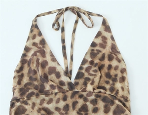 Detalle del vestido halter con estampado de leopardo, escote en V y cintas del cuello