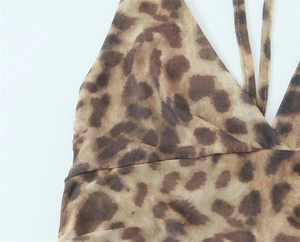 Detalle de vestido de malla con estampado de leopardo, tirantes y diseño de pecho plisado