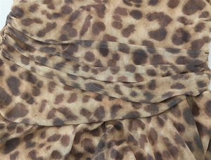 Primer plano detallado de tela de malla transparente de leopardo con textura fruncida