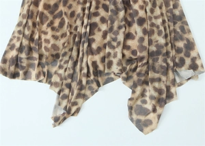 Detalle del vestido con estampado de leopardo y dobladillo asimétrico e irregular