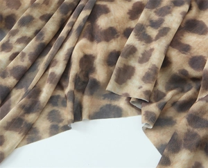 Primer plano de tela de malla con estampado de leopardo y textura de material fino