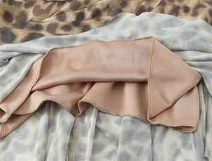 Detalle de tela de malla con estampado de leopardo, forro suave y costuras limpias
