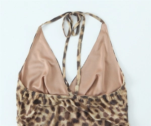 Detalle del vestido con estampado de leopardo, escote en V profundo y lazo al cuello