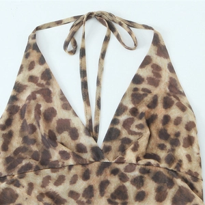 Top corto de leopardo con cuello en V profundo y dobladillo irregular de moda