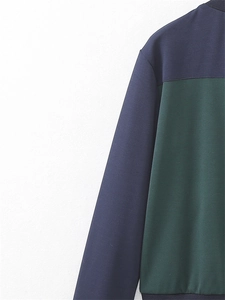 Détail macro du tricot haute densité avec design color-block bleu marine et vert foncé