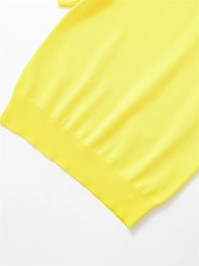 Détail du tissu en maille jaune vif montrant l'ourlet côtelé et la texture fine