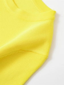 Gros plan sur un pull en maille jaune vif montrant le col rond et la texture douce