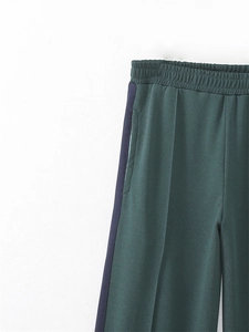 Détail du pantalon de sport vert foncé avec taille élastique et bande latérale