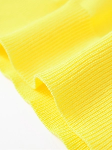 Gros plan détaillé sur la texture en maille côtelée jaune vif et les coutures de qualité