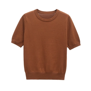 Haut en tricot marron caramel à manches courtes avec col rond et détails en côtes fines