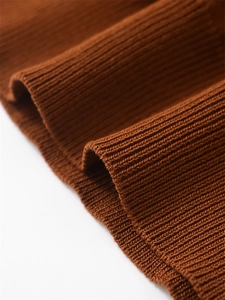 Vue macro détaillée de la texture du tissu en maille côtelée verticale marron caramel
