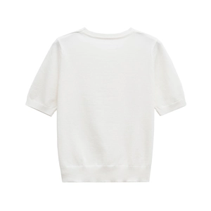 Détail du col rond côtelé et de la texture en maille fine sur ce pull blanc à manches courtes