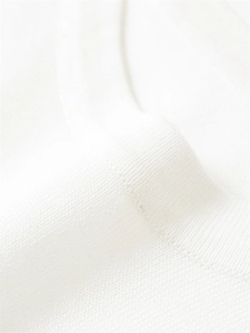 Détail macro du tissu en maille blanche avec des lignes de couture de haute précision