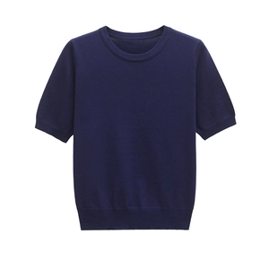 Détail du haut en tricot bleu marine à manches courtes montrant les bords côtelés